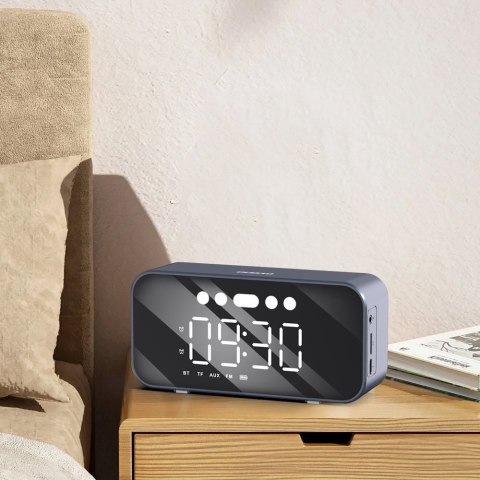 6w1 Zegarek budzik radio FM głośnik Bluetooth AUX czytnik kart TF SD srebrny 6w1 Zegarek budzik radio FM głośnik Bluetooth AUX czytnik kart TF SD srebrny