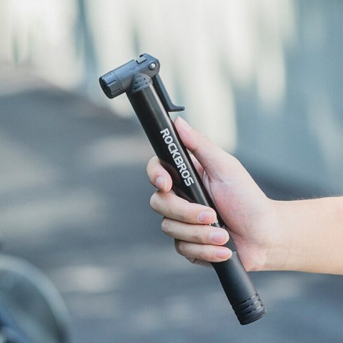 Ręczna mała pompka rowerowa z uchytem do ramy roweru + wkrętak - czarna Ręczna mała pompka rowerowa z uchytem do ramy roweru + wkrętak - czarna