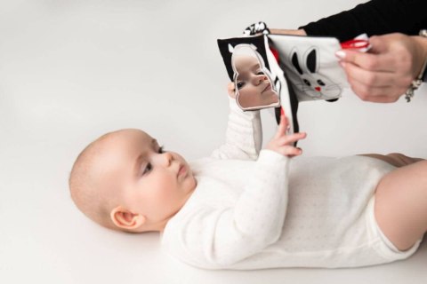 Książeczka Sensoryczna "Kto to? Co to?" Czarno-Biała Lusterko Metki Książeczka Sensoryczna "Kto to? Co to?" Czarno-Biała Lusterko Metki