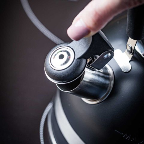 CZAJNIK 1,8L Z GWIZDKIEM KINGHOFF KH-1858 CZARNY CZAJNIK 1,8L Z GWIZDKIEM KINGHOFF KH-1858 CZARNY
