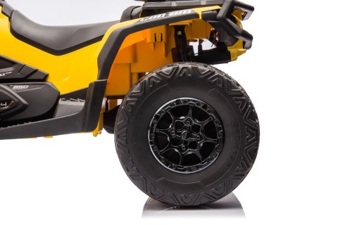 Quad Can Am Outlander ATV z Pilotem Żółty Quad Can Am Outlander ATV z Pilotem Żółty