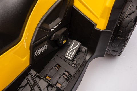 Quad Can Am Outlander ATV z Pilotem Żółty Quad Can Am Outlander ATV z Pilotem Żółty