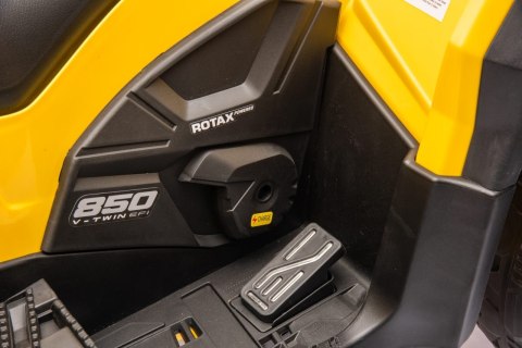 Quad Can Am Outlander ATV z Pilotem Żółty Quad Can Am Outlander ATV z Pilotem Żółty