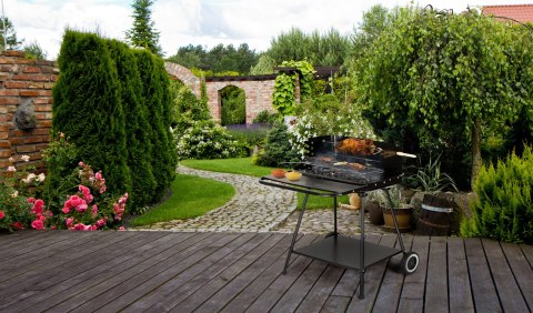 Grill ogrodowy z rożnem i regulacją rusztu + dwie duże półki Grill ogrodowy z rożnem i regulacją rusztu + dwie duże półki