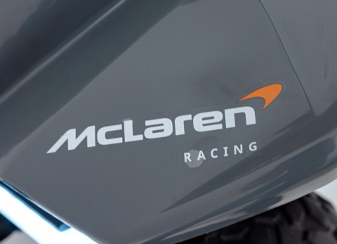 Quad McLaren Racing MCL 35 dla dzieci Szary + Pilot + Wolny Start + EVA + Audio LED Quad McLaren Racing MCL 35 dla dzieci Szary + Pilot + Wolny Start + EVA + Audio LED