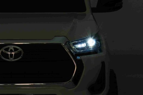 Toyota Hilux na akumulator dla dzieci Biały + Napęd 4x4 + Pilot + 2 bagażniki + Radio MP3 + LED Toyota Hilux na akumulator dla dzieci Biały + Napęd 4x4 + Pilot + 2 bagażniki + Radio MP3 + LED