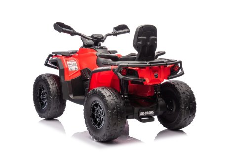 Quad Can Am Outlander ATV z Pilotem Czerwony Quad Can Am Outlander ATV z Pilotem Czerwony
