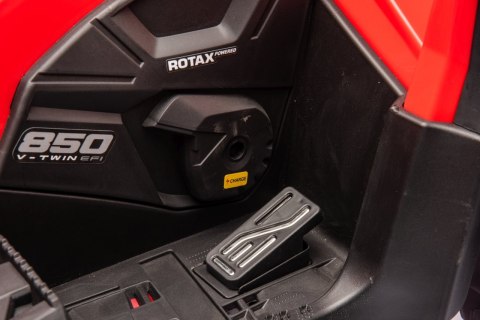 Quad Can Am Outlander ATV z Pilotem Czerwony Quad Can Am Outlander ATV z Pilotem Czerwony