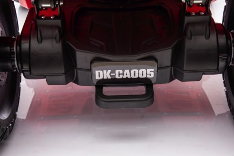 Quad Can Am Outlander ATV z Pilotem Czerwony Quad Can Am Outlander ATV z Pilotem Czerwony