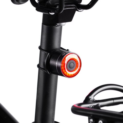 Lampka rowerowa tylna LED USB-C czerwone światło sensor STOP czarna Lampka rowerowa tylna LED USB-C czerwone światło sensor STOP czarna