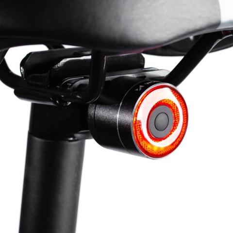 Lampka rowerowa tylna LED USB-C czerwone światło sensor STOP czarna Lampka rowerowa tylna LED USB-C czerwone światło sensor STOP czarna