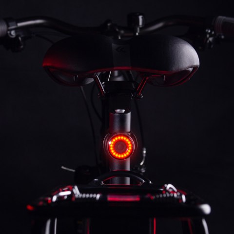 Lampka rowerowa tylna LED USB-C czerwone światło sensor STOP czarna Lampka rowerowa tylna LED USB-C czerwone światło sensor STOP czarna