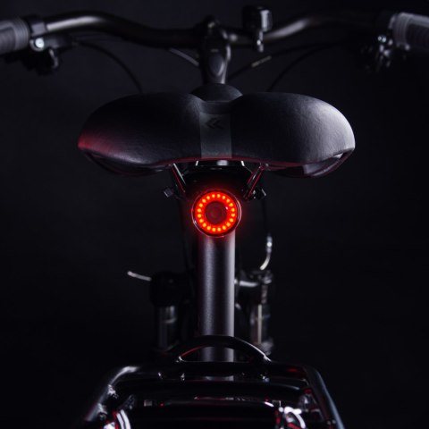 Lampka rowerowa tylna LED USB-C czerwone światło sensor STOP czarna Lampka rowerowa tylna LED USB-C czerwone światło sensor STOP czarna
